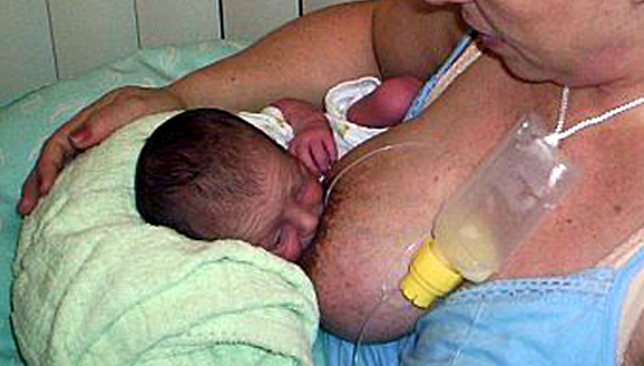 clutch hold while breastfeeding