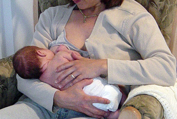 breastfeeding cradle hold